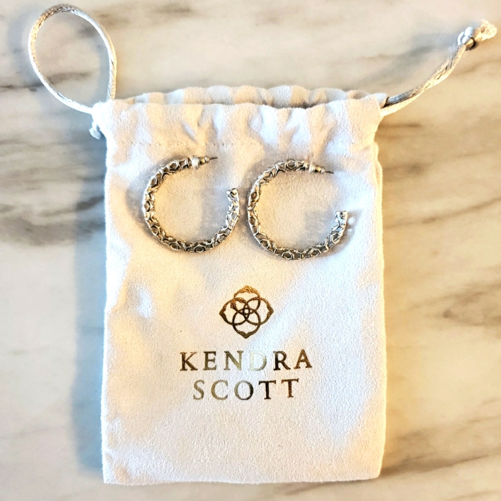 Kendra Scott (The Maggie Small Hoop Earrings in Silver Filigree)